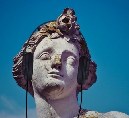 listening-statue-pixa